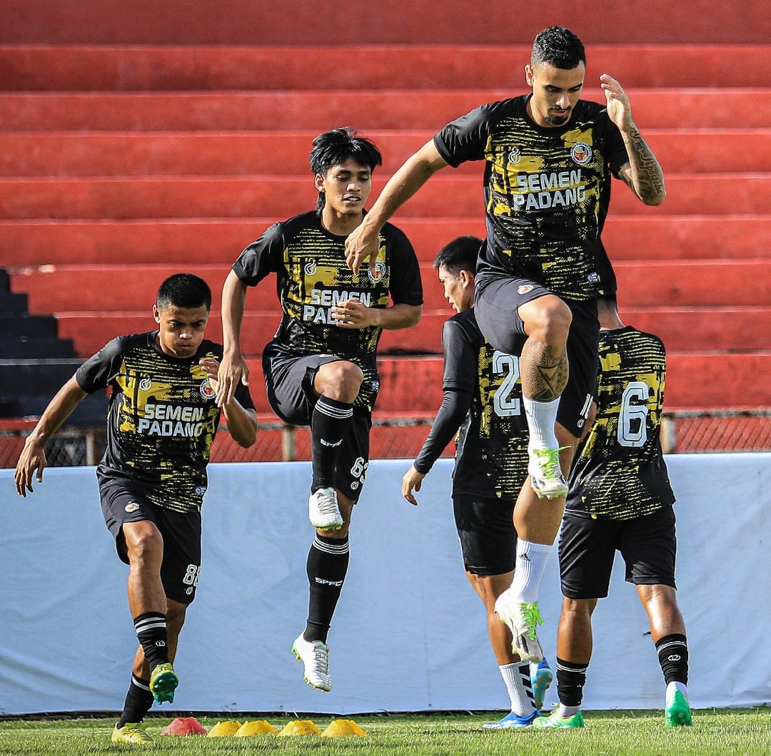 Skuad Semen Padang FC tengah latihan